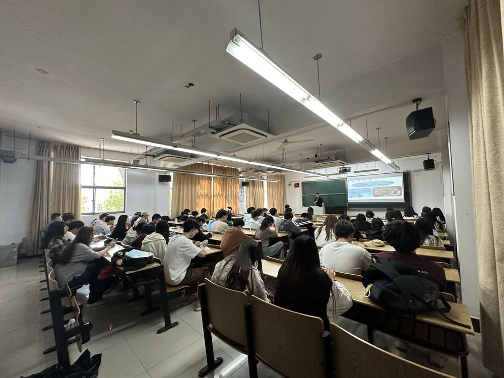 云闪付科技集团在南京邮电大学通达学院举办讲座
